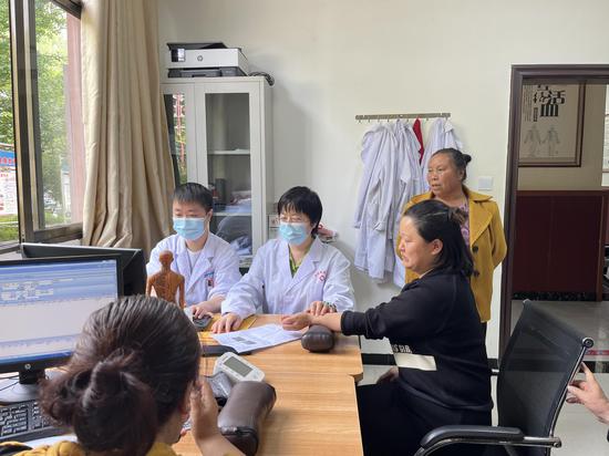 在医共体医院派驻专家义诊、坐诊  马玲玉 摄