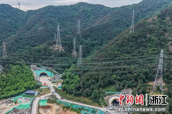 俯瞰青峙岭隧道。杭甬复线宁波三期&nbsp;供图