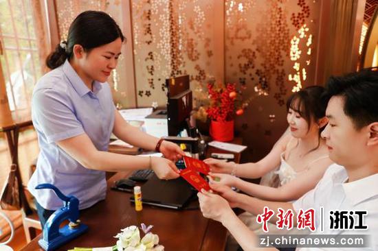 5月20日，一对新人正在领证。（主办方供图）