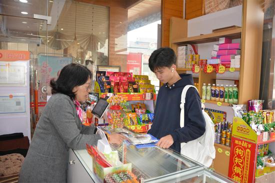 图为员工余志鲜正在向游客介绍辖区景点。吴俊鹏 摄 图为员工余志鲜正在向游客介绍辖区景点。吴俊鹏 摄