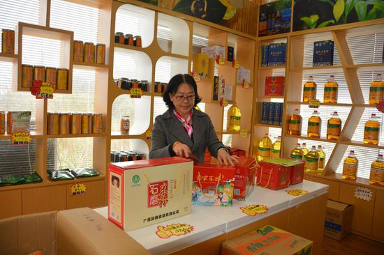 图为员工正在打理店铺。 杨娜 摄 图为员工正在打理店铺。 杨娜 摄