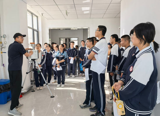 市生态环境局联合克拉玛依生态环境监测站开展了“无废城市”与生态环境保护主题研学参观活动。（图片由克拉玛依市生态环境局提供）9