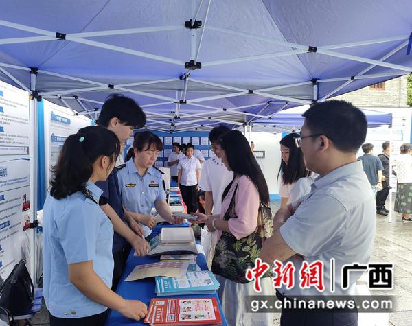 市民游客在活动展区参与体验。刘海文 摄 市民游客在活动展区参与体验。刘海文 摄