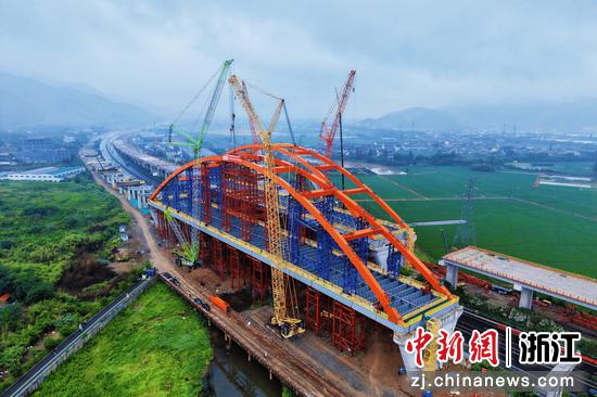 东江系杆拱桥拱肋顺利合拢。甬台温改扩建宁波南段项目&nbsp;供图