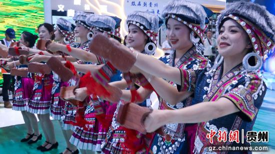 图为“贵州村舞”亮相第二十二届中国(深圳)国际文化产业博览交易会。 图为“贵州村舞”亮相第二十二届中国(深圳)国际文化产业博览交易会。