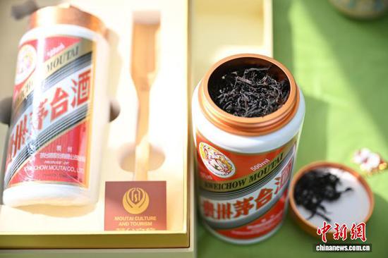 5月21日是国际茶日，“干净黔茶·全球共享”5·21国际茶日主题活动在北京北海公园拉开帷幕。活动上，贵州茶企对贵州茶进行推介，吸引游园市民品尝贵州生态茶以及抹茶产品。图为现场展出的贵州酱香红茶产品。中新社记者 赵文宇 摄