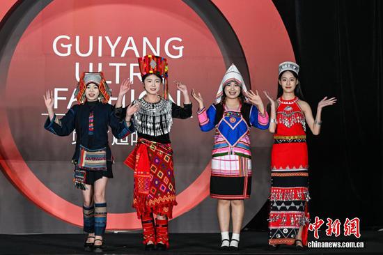 5月20日晚，“贵阳·超时尚——非遗时尚秀”首秀在贵州省贵阳市花果园国际文化艺术交流中心举行。图为56个民族嫁衣服饰秀。
