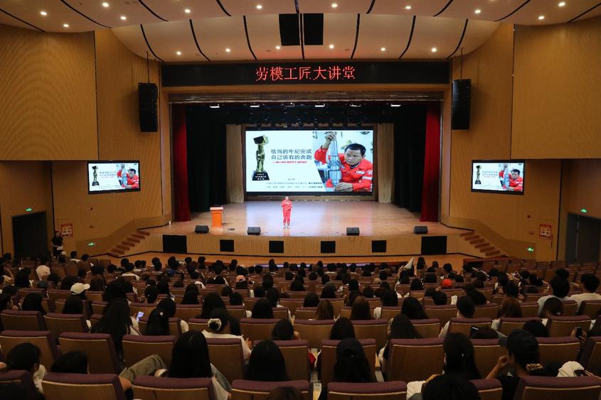 克孜勒苏职业技术学院劳模工匠大讲堂开讲啦！