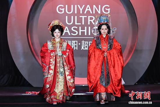 5月20日晚，“贵阳·超时尚——非遗时尚秀”首秀在贵州省贵阳市花果园国际文化艺术交流中心举行。图为56个民族嫁衣服饰秀。