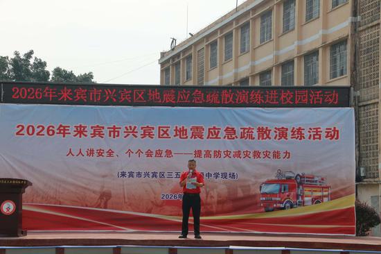 图为三五镇初级中学校长覃永和作演练总结。 覃小红 摄 图为三五镇初级中学校长覃永和作演练总结。 覃小红 摄
