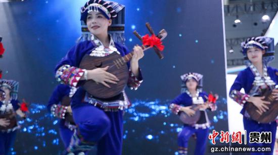 图为“贵州村舞”亮相第二十二届中国(深圳)国际文化产业博览交易会。 图为“贵州村舞”亮相第二十二届中国(深圳)国际文化产业博览交易会。