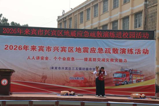 图为红十字会专家现场演示心肺复苏、人工呼吸及海姆立克急救法。覃小红 摄 图为红十字会专家现场演示心肺复苏、人工呼吸及海姆立克急救法。覃小红 摄