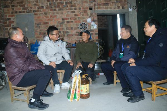 图为工作人员慰问残疾贫困零售户。覃周瑶摄 图为工作人员慰问残疾贫困零售户。覃周瑶摄