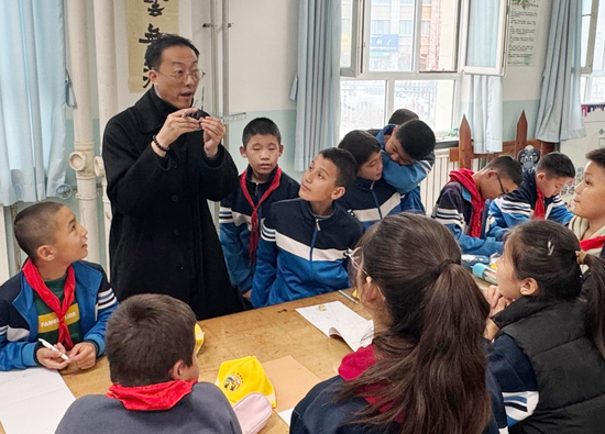 王立向学生们讲解有关知识。（图片由市委组织部提供）