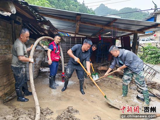 清扫受灾房屋