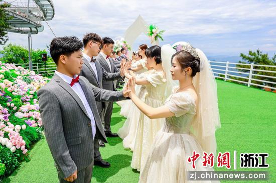 近日，集体婚礼现场。（主办方供图）