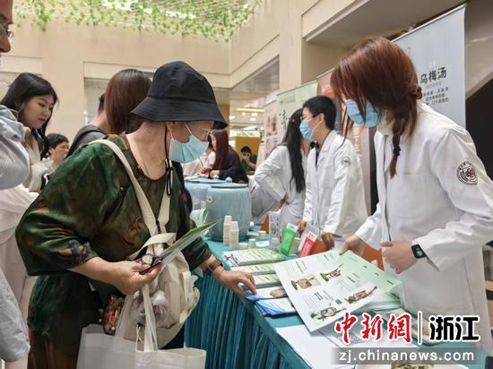 活动现场,市民了解中医药茶饮等内容。张煜欢 摄 活动现场,市民了解中医药茶饮等内容。张煜欢 摄
