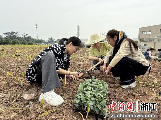日前,永康钱江水务开展“水润田园栽新苗,党建团建共成长”主题联建活动。孙倩倩 供图 日前,永康钱江水务开展“水润田园栽新苗,党建团建共成长”主题联建活动。孙倩倩 供图