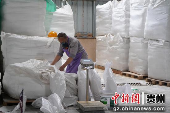 工人正在将产品进行包装。邹小朋 摄
