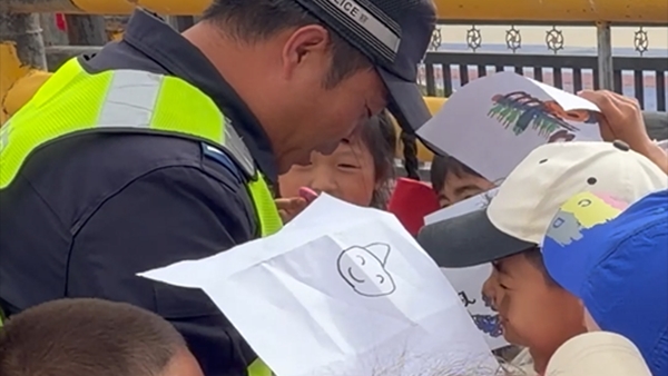 新疆乌恰：护学岗警察被萌娃包围，收到一幅最“奇怪”的画-中新网视频
