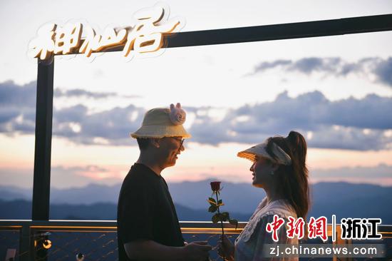 近日，新人在景区打卡。（主办方供图）
