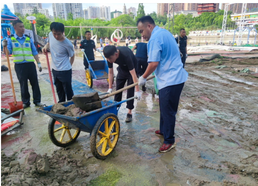 都匀分行志愿者正协助清运路面淤泥