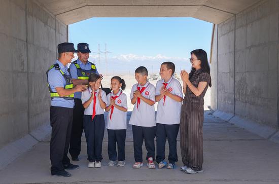 民警在铁路沿线涵洞内与学生开展互动交流。谢仁古力·托呼提 摄