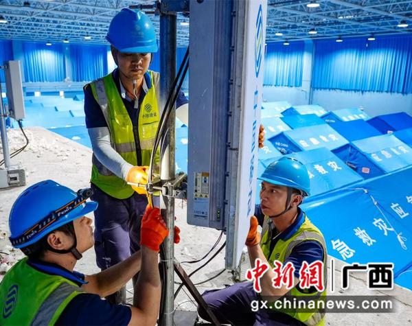 网络工程师紧急规划布线确保安置点网络全面覆盖。俸迪 摄 网络工程师紧急规划布线确保安置点网络全面覆盖。俸迪 摄