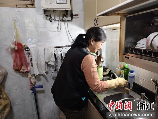 北山街道上保社区何大姐上门帮助打扫卫生。郑凯怡 摄 北山街道上保社区何大姐上门帮助打扫卫生。郑凯怡 摄