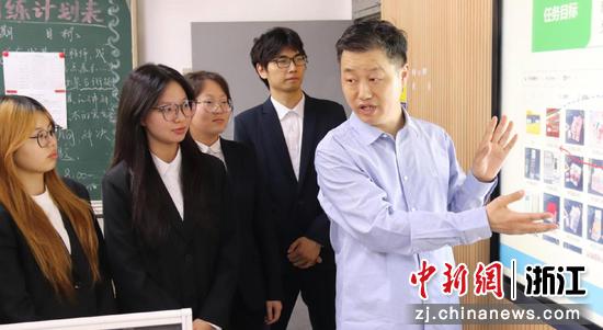 近日，李方（右一）为企业提供数智化培训。（义乌工商职业技术学院机电信息学院供图）
