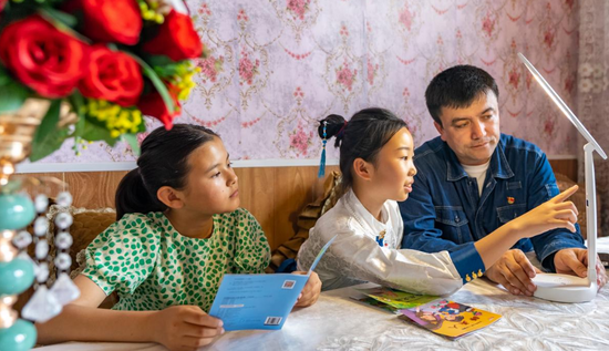 “一元钱计划”为儿童送去护眼灯。尹甜杰 摄