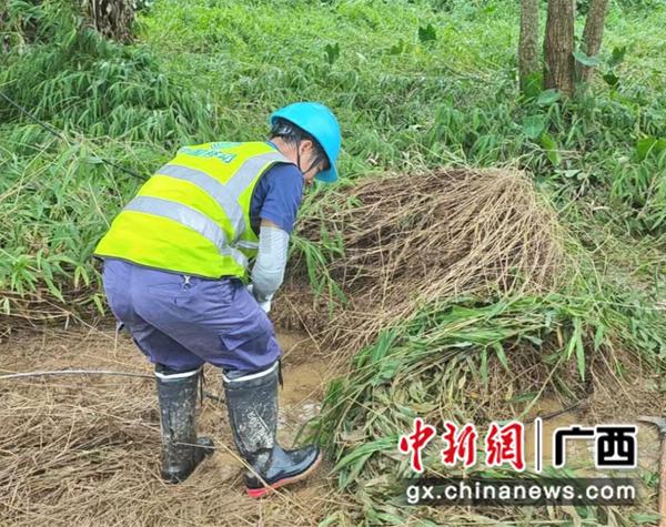 抢修队抢修洪水冲断光纤断点恢复通信网络。伍江峰 摄 抢修队抢修洪水冲断光纤断点恢复通信网络。伍江峰 摄