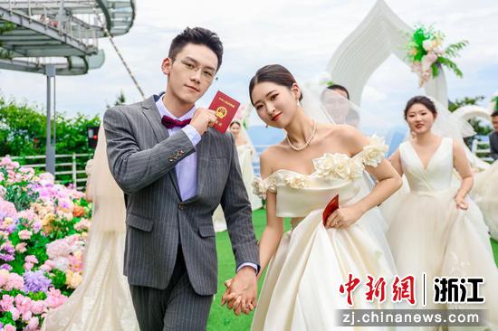 近日，集体婚礼现场。（主办方供图）