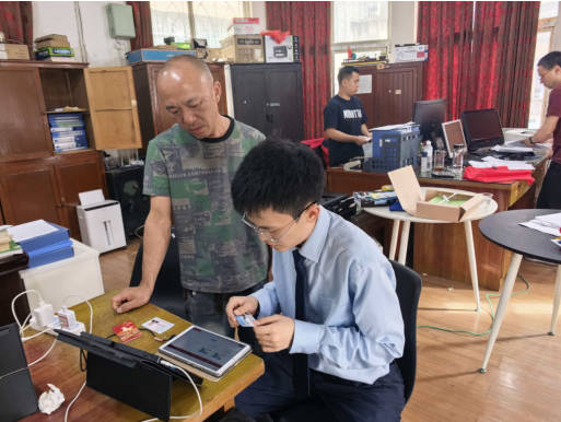 平桥支行工作人员上门为企业员工激活工资卡