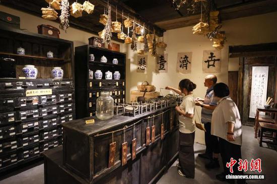 5月23日，贵州省遵义市，市民在汇川大院怀旧体验区“丁子巷”参观。中新社记者 瞿宏伦 摄