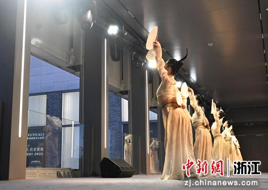 图为：浙大学子在西子廊桥内起舞。中新社记者 王刚 摄