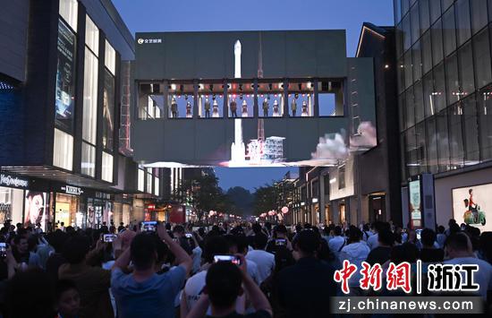 图为：浙大学子在西子廊桥内演绎校史文化等内容。中新社记者 王刚 摄