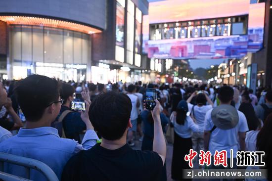 
图为：两名浙大学生（左下）拍摄西子廊桥内的校史文化演绎。中新社记者 王刚 摄