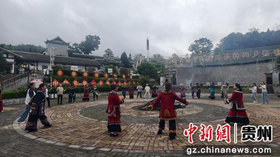 在百里杜鹃迎丰村文化交流基地开展联络联谊交流活动
