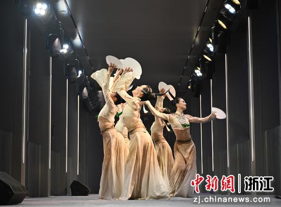 图为：浙大学子随着西子廊桥大屏幕缓缓打开而起舞。中新社记者 王刚 摄