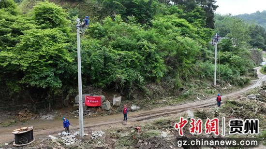 5月21日,在贵州省黔东南苗族侗族自治州麻江县坝芒布依族乡抢修复电现场,南方电网公司贵州凯里供电局党员在进行电杆金具安装。彭伍军摄 5月21日,在贵州省黔东南苗族侗族自治州麻江县坝芒布依族乡抢修复电现场,南方电网公司贵州凯里供电局党员在进行电杆金具安装。彭伍军摄