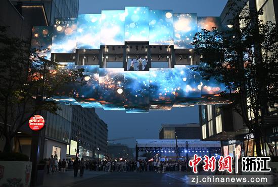 图为：浙大学子在西子廊桥内表演吸引不少游人驻足。中新社记者 王刚 摄