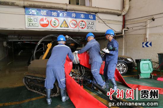 5月20日,南方电网广西南宁、贵州都匀供电局工作人员在都匀市江城小区地下停车场紧急排水,跨省联手、争分夺秒,只为尽早恢复群众供电。吴奕树 摄 5月20日,南方电网广西南宁、贵州都匀供电局工作人员在都匀市江城小区地下停车场紧急排水,跨省联手、争分夺秒,只为尽早恢复群众供电。吴奕树 摄