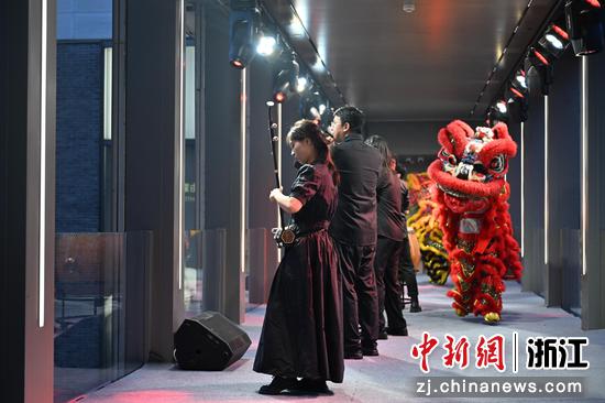 图为：浙大学子在西子廊桥内表演《龙腾虎跃》。中新社记者 王刚 摄
