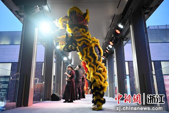
图为：浙大学子在西子廊桥内表演《龙腾虎跃》。中新社记者 王刚 摄