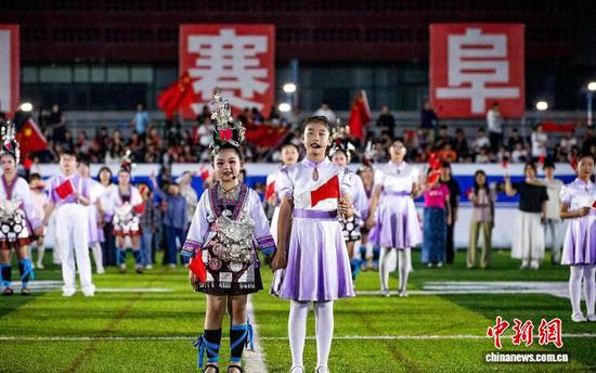 图为河北“马兰花”儿童声合唱团与贵州榕江车民小学金蝉歌队在开幕式同台献唱。主办方供图