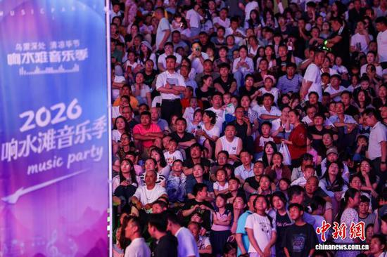 图为观众在2026响水滩音乐季活动现场观看演出。陈曦 摄