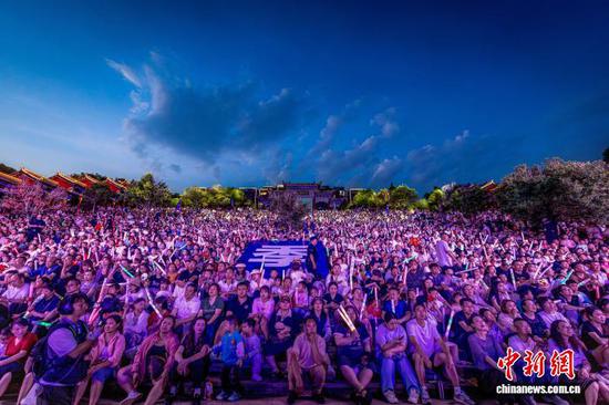 图为观众在2026响水滩音乐季活动现场观看演出。韩贤普 摄