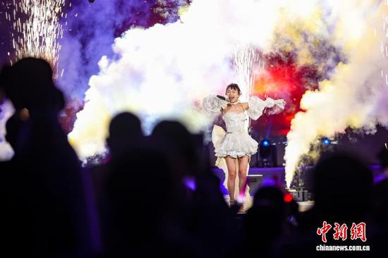 图为音乐爱好者在2026响水滩音乐季活动现场唱歌。高琦 摄