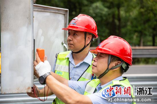 设备人员开展设备检修。毛云波&nbsp;摄